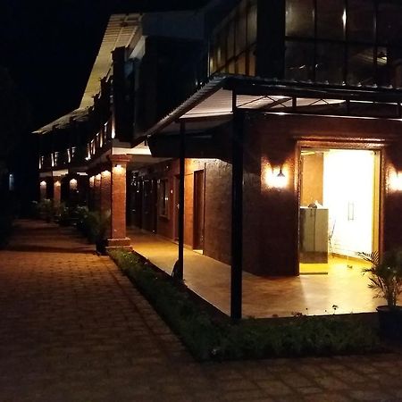 Hotel On The Rocks Mahābaleshwar Exterior foto